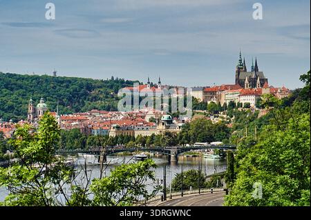 Prague, vue depuis Letnapark ; Château et Cathédrale Saint-Guy Banque D'Images