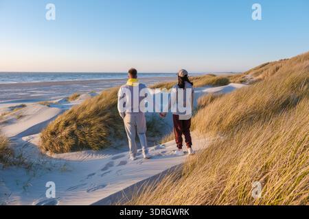 Couple profite d'une promenade sereine le long des dunes de sable de Denmarks magnifique côte Banque D'Images