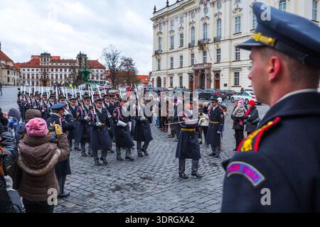 Prague, République tchèque - 24 novembre 2010 : les soldats de la Garde du château marchent pendant la cérémonie de relève de la garde dans la cour du château de Prague w Banque D'Images