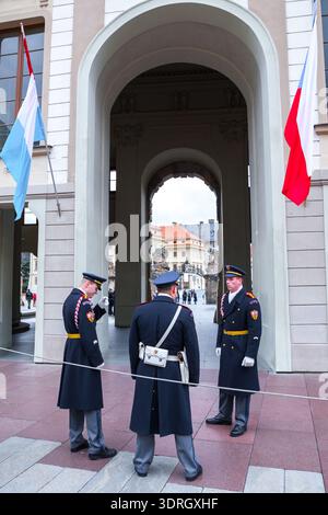 Prague, République tchèque - 24 novembre 2010 : gardes dans le rang de première classe privée debout à l'entrée de la cour du palais présidentiel pendant la CER Banque D'Images