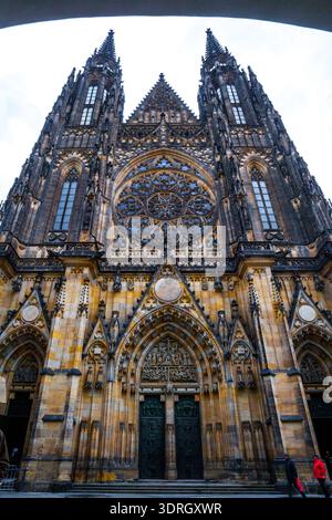 Prague, République tchèque - 24 novembre 2010 : vue détaillée de la façade gothique occidentale de la cathédrale Saint-Guy avec des sculptures architecturales en pierre au Pragu Banque D'Images