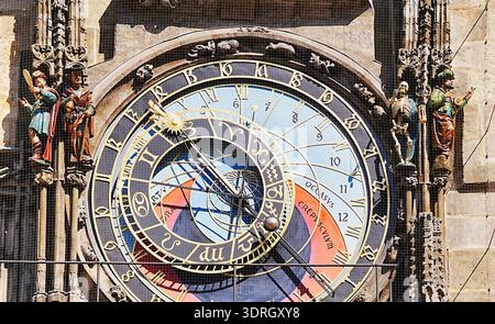 Horloge astrologique de 1410 sur l'ancien hôtel de ville de Prague avec cadran astronomique Banque D'Images