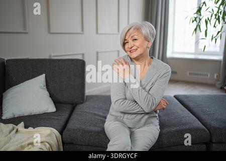 Portrait d'une femme âgée européenne élégante et confiante d'âge moyen. Vieille dame mature des années 60 souriant à la maison. Heureux senior attrayant Banque D'Images
