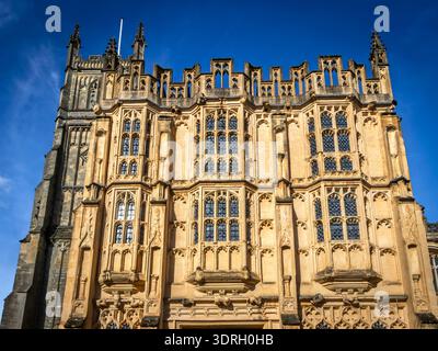 Vue détaillée de la façade du porche sud du renouveau gothique orné en pierre jaune à l'église Saint-Jean-Baptiste, Cirencester, gloucestershire Banque D'Images