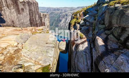 Vue aérienne des grimpeurs par une falaise spectaculaire dans le paysage magnifique du fjord Norways Banque D'Images