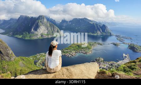 Profitez de la vue imprenable sur les îles Lofoten en Norvège depuis le sommet d'une montagne Banque D'Images