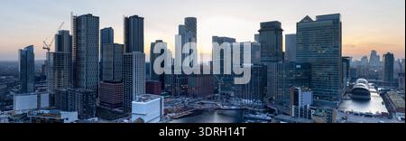 Vue panoramique de haut niveau sur les gratte-ciel de Canary Wharf au coucher du soleil dans les Docklands de Londres. Banque D'Images