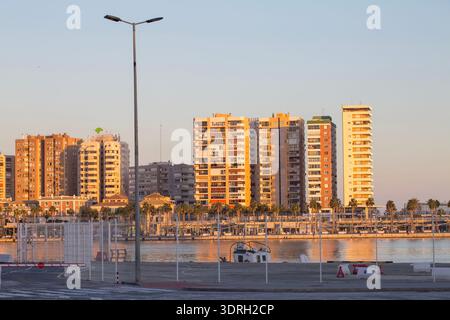 Malaga, Espagne – 10 février 2020 : des gratte-ciel résidentiels ensoleillés bordent le front de mer du port de Malaga alors que l'heure dorée du soir se reflète sur le cal Banque D'Images