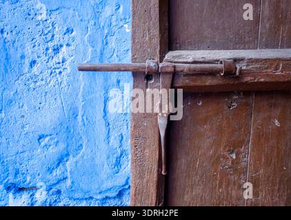 Porte en bois vue rapprochée avec rouillé Banque D'Images