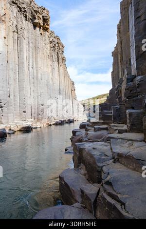 Explorez la beauté époustouflante du canyon de Studlagil dans le paysage spectaculaire islandais Banque D'Images