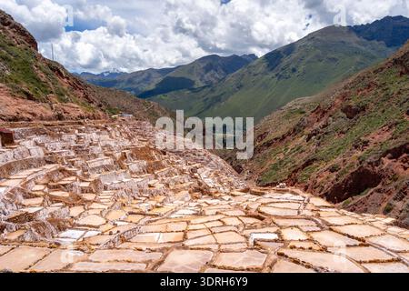 Terrasses de sel à Salinas de Maras dans la Vallée sacrée, Pérou Banque D'Images