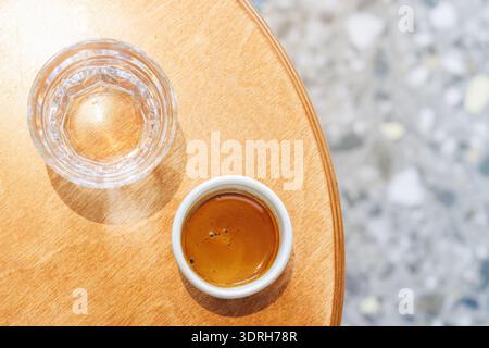 Espresso fraîchement infusé servi dans une petite tasse sur une table Banque D'Images