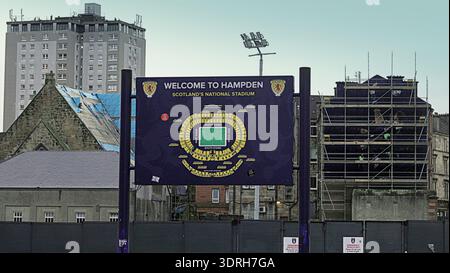 Glasgow, Écosse, Royaume-Uni. 18 février 2026. New adidas a commandé à Scott McTominay une image de son récent but Wonder par global Street compris Murale terminée sous l'échafaudage de Somerville Drive à la vue du parc hampden, au-dessus du parc Queens Less hampden rebaptisé le terrain de la ville. Voir mes photos pour la première peinte le mois dernier à Paisley. . Crédit Gerard Ferry /Alamy Live News Banque D'Images