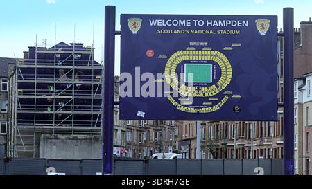 Glasgow, Écosse, Royaume-Uni. 18 février 2026. New adidas a commandé à Scott McTominay une image de son récent but Wonder par global Street compris Murale terminée sous l'échafaudage de Somerville Drive à la vue du parc hampden, au-dessus du parc Queens Less hampden rebaptisé le terrain de la ville. Voir mes photos pour la première peinte le mois dernier à Paisley. . Crédit Gerard Ferry /Alamy Live News Banque D'Images