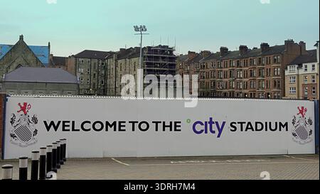 Glasgow, Écosse, Royaume-Uni. 18 février 2026. New adidas a commandé à Scott McTominay une image de son récent but Wonder par global Street compris Murale terminée sous l'échafaudage de Somerville Drive à la vue du parc hampden, au-dessus du parc Queens Less hampden rebaptisé le terrain de la ville. Voir mes photos pour la première peinte le mois dernier à Paisley. . Crédit Gerard Ferry /Alamy Live News Banque D'Images