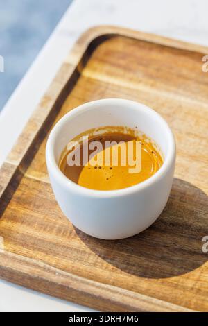 Espresso fraîchement infusé servi dans une petite tasse sur une table Banque D'Images