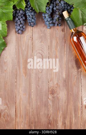 Raisin rouge et bouteille de vin Banque D'Images