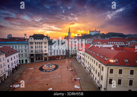 Bratislava, Slovaquie. Image de paysage urbain aérien du centre-ville historique de Bratislava, capitale de la Slovaquie au beau coucher du soleil. Banque D'Images