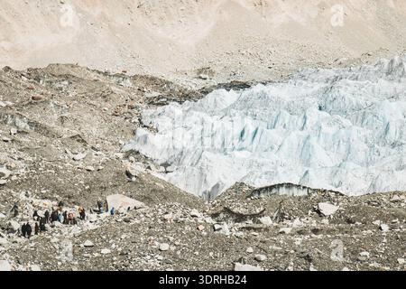 Groupe de randonneurs touriost groupe avec guides sherpa sur le point de vue EBC dans le parc national de Sagarmatha. Trekking EBC. Randonnée dans le camp de base de l'Everest. Glace de Khumbu Banque D'Images