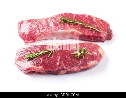 Faux filet de boeuf cru. Isolé sur fond blanc Banque D'Images