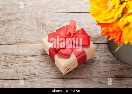 Bouquet de tulipes colorées et boîte cadeau Banque D'Images