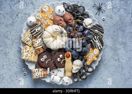 Plateau de charcuterie Halloween dessert, tableau trats effrayant et drôle, vue de dessus Banque D'Images