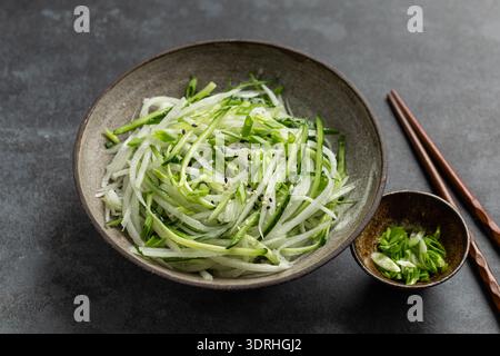 Salade de concombre et de radis daikon de style asiatique Banque D'Images