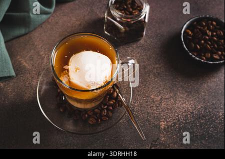 Affogato café espresso avec crème glacée à la vanille dans une tasse sur la table Banque D'Images