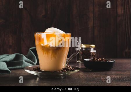Délicieux café affogato sucré avec de la crème glacée crémeuse dans une tasse sur la table Banque D'Images