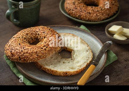 Bagels fraîchement cuits avec du beurre Banque D'Images