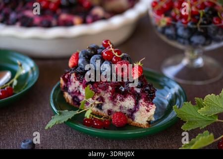 Gâteau aux baies mélangées d'été Banque D'Images