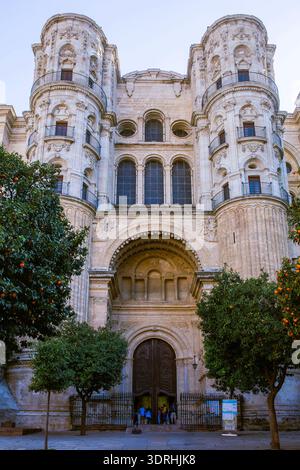 Malaga, Espagne. Entrée principale de la cathédrale de Malaga avec des orangers traditionnels au premier plan. Renaissance et baroque détails architecturaux de Banque D'Images