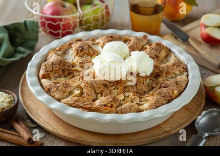 Délicieux gâteau aux pommes et aux amandes avec glace à la vanille, Banque D'Images