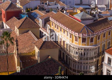 Malaga, Espagne. Vue détaillée de l'architecture traditionnelle dans le centre-ville historique. Bâtiments méditerranéens avec balcons classiques et terre cuite ro Banque D'Images