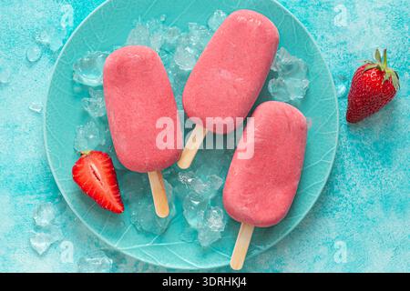 Popsicles aux baies crémeuses Banque D'Images