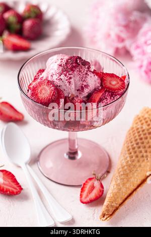 Crème glacée rafraîchissante à la fraise Banque D'Images