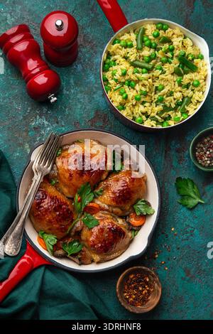 Cuisses de poulet rôties et riz aux légumes Banque D'Images