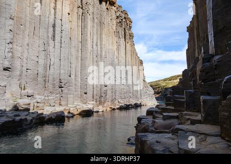 Explorez la beauté époustouflante du canyon de Studlagil dans un paysage époustouflant en Islande Banque D'Images