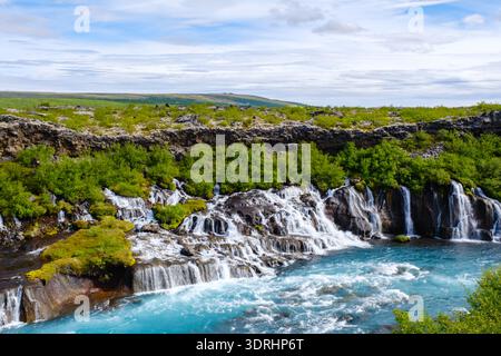 Les magnifiques cascades Barnafoss et Hraunfossar coulent à travers des paysages verdoyants en Islande Banque D'Images