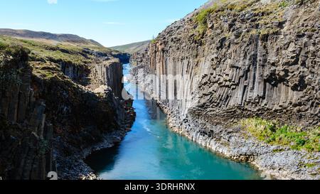 Explorez la beauté époustouflante du canyon de Studlagil dans un paysage époustouflant en Islande Banque D'Images