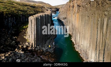 Explorez la beauté époustouflante du canyon de Studlagil dans un paysage islandais à couper le souffle Banque D'Images
