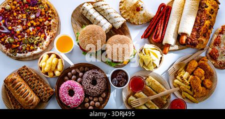 Aliments augmentant le risque de cancer. Nourriture à la poubelle Banque D'Images