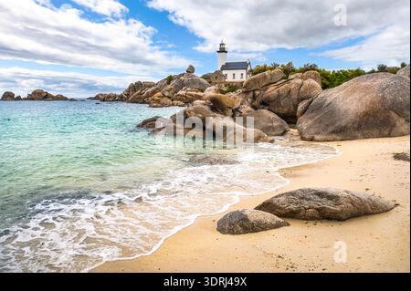 Phare de Pontusval sur plage de sable avec eau turquoise et rochers de granit, Brignogan-plages, Bretagne, France Banque D'Images