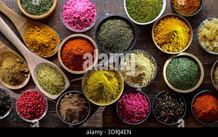 Composition avec assortiment d'épices et d'herbes Banque D'Images