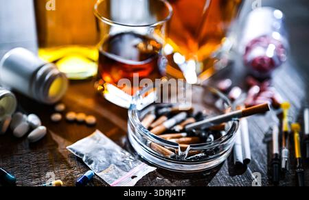 Les substances addictives, y compris l'alcool, les cigarettes et les drogues. Banque D'Images