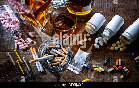 Les substances addictives, y compris l'alcool, les cigarettes et les drogues. Banque D'Images