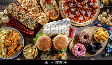 Aliments augmentant le risque de cancer. Malbouffe. Banque D'Images