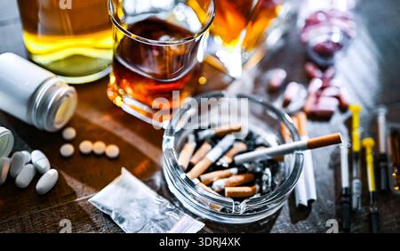 Les substances addictives, y compris l'alcool, les cigarettes et les drogues. Banque D'Images