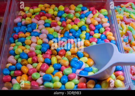 Bonbons dragées multicolores exposés à la vente Banque D'Images