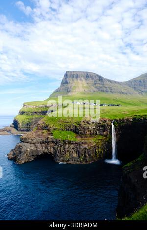 Majestueuse cascade Mulafossur en cascade dans l'océan près du village de Gasadalur dans les îles Féroé Banque D'Images